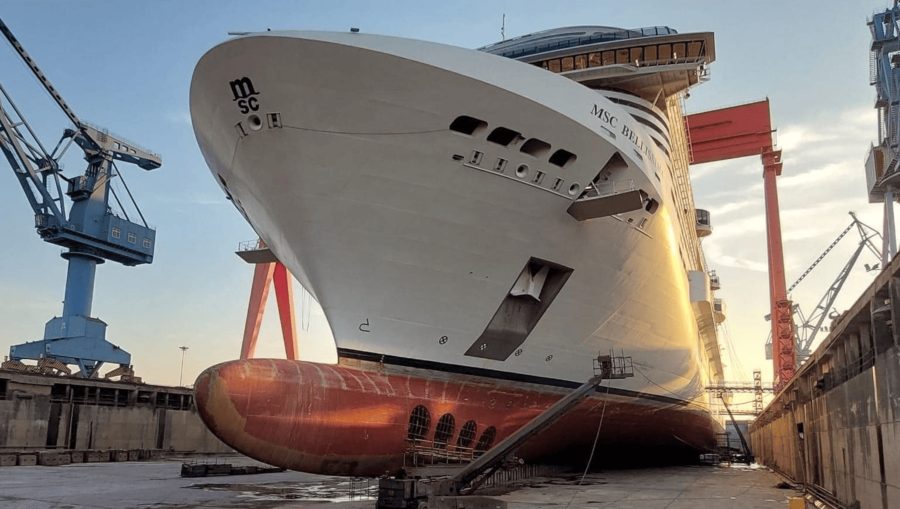 Круизный лайнер MSC Bellissima в море